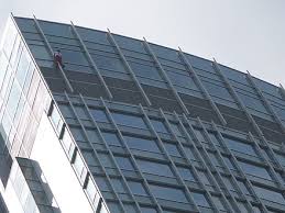 Human spider alain robert has been arrested after he climbed the 754ft (230m) heron tower in the city of london. Alain Robert Wikiwand