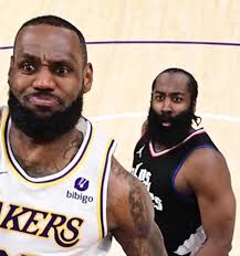 James Harden watching LeBron's dunk 😂 Photo: Lakers Video:  https://bit.ly/3TNXXBB
