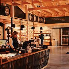 Liebe Slyrs Freunde Die Slyrs Destillerie Offnet Auf Grundlage Der Aktuellen Positivliste Der Bayerischen Staatsregierung Ab Home Decor Liquor Cabinet Whisky