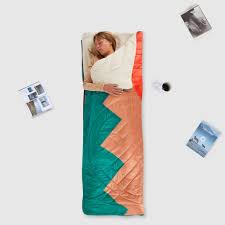 Für menschen, die mehr bewegungsspielraum brauchen und vornehmlich bei wärmeren temperaturen über 0°c draußen schlafen, bietet sich die deckenform an: Voited Cloudtouch Indoor Outdoor Camping Blanket Voited Eu