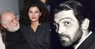 Ο κώστας καζάκος είναι ένας από τους σημαντικότερους έλληνες ηθοποιούς, με μακρόχρονη θητεία στο θέατρο, τον κινηματογράφο και την τηλεόραση, αλλά και σημαντική πολιτική δράση. Ale3andros Kazakos O Agnwstos 22xronos Gios Toy Kwsta Kazakoy Kai Ths Tzenhs Kollia Se Spania Emfanish