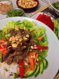 Bun Bo Nam Bo Vietnamesischer Reisnudelsalat Mit Gegrilltem Rindfleisch Reisnudelsalat Rindfleisch Nudelsalat
