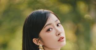 Mặc nguy hiểm, Huỳnh Anh leo lên nóc chung cư để quay MV