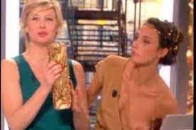 Oups, une miss météo laisse échapper un sein - La DH/Les Sports+