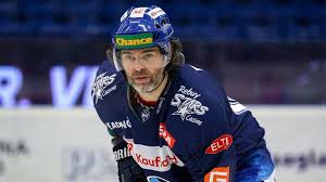 Han anses av många som en av tjeckiens mest framgångsrika ishockeyspelare genom tiderna. Jagr Not Planning To Retire Following 33rd Pro Season