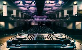Nicht nur ihr, sondern auch eure gäste sollen den tag bis zur letzten minute in vollen zügen genießen und. Dj S Hochzeits Dj S Und Party Dj S Dj Plus