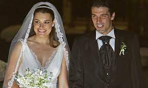 Actualité au quotidien (interviews, photos) sur le meilleur gardien du monde : Gianliugi Buffon Star Torwart Sagt Ja News At