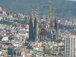 Proprietarii inițiali din aceste căsuțe fie au fost deportați, fie au renunțat la imobile și au ars toate documentele, ca și străbuneii mei candva, și au casele au fost repartizate frățește diferitor indivizi dubioși din clasa muncitoare pe care îi întâlnesc și acum aburiți de alcool pe strada bucurești în. Barcelona Posibil Cel Mai Frumos Oras Din Europa