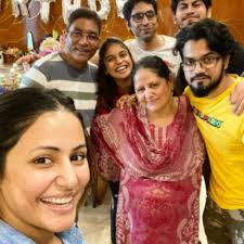 Photos Hina Khan Rocky Jaiswal And Others Join Her Mom For Celebrating The Latter S Birthday In 2020 Celebrities New Gossip Photo