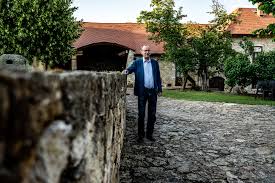 Entdecke rezepte, einrichtungsideen, stilinterpretationen und andere ideen zum ausprobieren. Demeter Ervin Europa Ahhoz Szokott Hogy Az Erosebb Kutya Izel Es Most Csodalkozik De Majd Megszokja 24 Hu