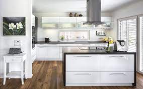 Die fassade ist weiß verputzt. Familienhaus Glonn Von Regnauer