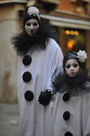 Uomo e donna nelle maschere di carnevale. Venice Carnival In 2021 Vintage Circus Costume Carnival Costumes Clown Costume