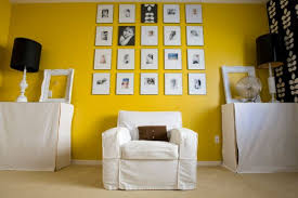 Easy trick for hanging a large, photo gallery wall mad in crafts. 25 Stylish Ways Of Displaying Your Family Photos