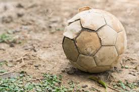 Weltfußball fußballstadien fussball fußball kunst fußball mannschaft bilder künstlerische fotografie. Alter Fussball Auf Dem Alten Fussballfeld Lizenzfreie Fotos Bilder Und Stock Fotografie Image 82049545