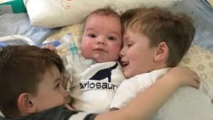 Menino com doença grave nunca saiu do hospital, mas não para de sorrir