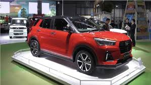 Hal ini menjadi anomali, sebab produk mobil kembar dari kedua merek, biasanya selalu lebih mahal toyota. Duet Maut Daihatsu Rocky Toyota Raize Resmi Meluncur Di Ri