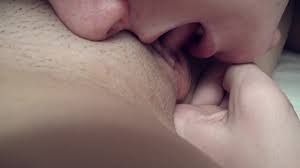 Ragazzo lecca la figa e la fa venire con le dita