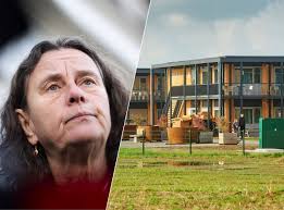 De asielopvang moet van Faber 'soberder', maar hoe dan? 'Eén tandenborstel  per gezin?'