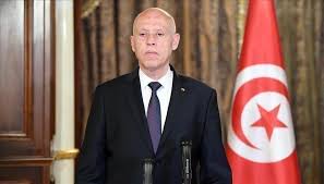الأستاذ الجامعي، قيس سعيد، الذي نال الاستحقاق الرئاسي في تونس، كان حديث الصحف العالمية والعربية منذ فوزه في الجولة الأولى بسبب مواقفه السياسية التي جعلته رمزا. ØªÙˆÙ†Ø³ ÙˆÙØ±Ù†Ø³Ø§ Ø¨Ø­Ù‚Ø¨Ø© Ø³Ø¹ÙŠØ¯ Ù…ØºØ§Ø²Ù„Ø§Øª Ø³ÙŠØ§Ø³ÙŠØ© ÙˆØ§Ø³ØªÙ‚Ø±Ø§Ø± Ù…ØµØ§Ù„Ø­