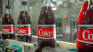 Während aldi, lidl und co. Coca Cola Bringt Glasflasche In Retro Optik Auf Den Markt Interpack Verpackungsmesse