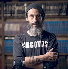 עם הרבה חוש הומור וכשרון דרמטי, מספרת נועה ירון דיין על בחירות לא פשוטות שעשתה בחייה, על הצלחות וכישלונות, על קריירה כלים וכביסה, ועל הלב שלא מפסיק להתגעגע. ×ž×™×•×ž× ×• ×©×œ ×©×›×™×¨ ×—×¨×' ××™× ×˜×¨× ×˜×™ ×›×œ×›×œ×™×¡×˜