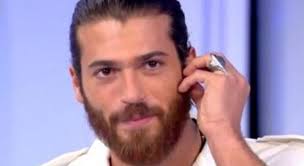 C'è posta per te, scheda del film di nora ephron, con tom hanks e meg ryan, leggi la trama e la recensione, guarda il trailer, ecco quando, come e dove vedere il film in tv e streaming online. C E Posta Per Te Can Yaman Ospite Della Seconda Puntata Il Suo Nuovo Look Fa Il Giro Del Web