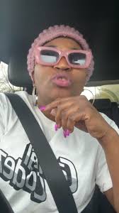 jela ummmm I was so confused when I seen her pick it up. Like whennnnn did  you have a fake tooth!