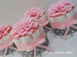 Centro De Mesa Con Panales Y Flores Jpg 564 423 Baby Diaper Cake Baby Shower Centerpieces Mini Diaper Cakes