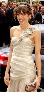 Avec ses rôles au cinéma et ses contrats avec des marques prestigieuses, c'est chose faite. Lou Doillon Wikipedia