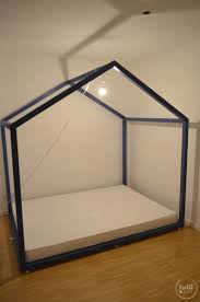 Wenn sie ein bett bauen, können sie die gesamthöhe individuell festlegen, was natürlich sehr praktisch ist. Kinderbett Selber Bauen Xxl Hausbett Bauanleitung Textilsucht