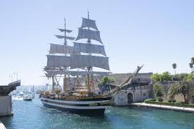 La nave amerigo vespucci è la più antica della marina militare italiana e la più bella al mondo. L Amerigo Vespucci Chiude La Campagna 2020 Con Il Passaggio A Vela Del Ponte Girevole Di Taranto Difesa Online