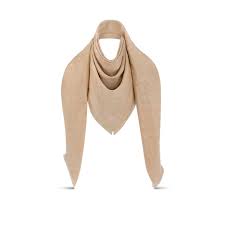 Un foulard de qualité bandana est indispensable aux femmes et hommes qui aiment créer des styles différents toute l'année. Monogram Shawl Other Accessories Louis Vuitton