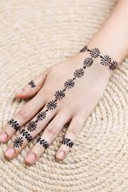 100 gambar henna tangan yang cantik dan simple beserta 22 01 2019 gambar henna tangan paling mudah seni henna sudah dikenal sejak 5000 tahun yang lalu walau tidak diketahui pasti. Henna Hande Mehendi Kostenloses Foto Auf Pixabay