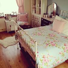 غرف نوم مشرقة الكاتب Pretticha السلام عليكم ورحمة الله وبركاته غرفة النوم من اهم زوايا البيت التي تتطلب اتقان وتميز في الديكور لان هي جنة الحياة حيث نمضي وقت راحتنا فيها لذا مهم ان نكون في عيشنا الملائم والمميز حتى نخرج منها في احسن حال واحوال واختيار الذوق الذي