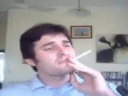 Un australian a fumat tigari din paginile Coranului si Bibliei