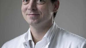 50 år: Læge Oliver Hendricks