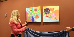 Donna Corbani maakt kunst met Pluspunt vrijwilligers