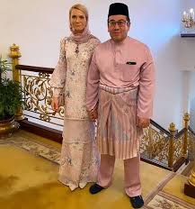 Cik puan sofie louise johansson jelita, menawan & 'humble&. Royal World Thailand Sur Twitter Malaysia S Tengku Muhammad Fa Iz Petra Crown Prince Of Kelantan And His Wife Cik Puan Sofie Louise Johansson On The Eidalfitr Celebration Koleksi Foto