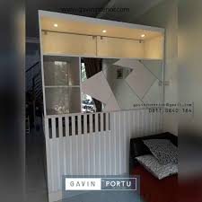 Desain partisi ini salah satu jenis partisi berbahan kaca dan aluminium. Desain Partisi Dua Sisi Ruang Tamu Minimalis Cek Bahan Bangunan