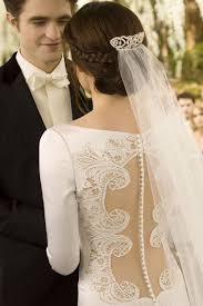 Twilight das ist bellas hochzeitskleid galade. Viele Wissen Bereits Wie Das Brautkleid Von Kristen Stewart In Ihrer Rolle Als Bella Swan Aussieht Fur Alle Die Den Braut Brautfrisur Klassisches Brautkleid