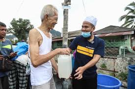 Namun isteri beliau selalu berpenampilan. Saya Beli Air Dua Lori Besar Untuk Diagihkan Terima Kasih Ustaz Ebit Lew Denaihati