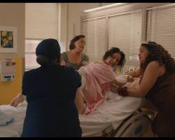 Imagem de Illana Grazer as Eden and Elena Ouspenskaia as Dragana in Babes (2024), FilmNation Entertainment