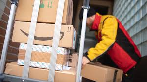 Kunden der post beschweren sich über lange zustellzeiten. Amazon Stellt Pakete Selbst Zu Post Schliesst Paketzentrum Br24