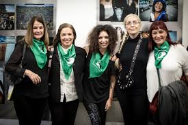 Su estilo musical es amplio llegando a interpretar rock, pop, baladas y jazz,. Sandra Mihanovich Andrea Alvarez Lavaca