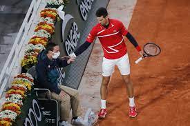 Rencontre avec un juge de ligne. Roland Garros Une Balle De Djokovic Atteint Un Juge De Ligne Au Visage Drole De Deja Vu La Presse