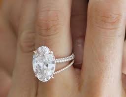 Love This Style Blake Lively S Lorraine Schwartz Diamond Engagement Ring Wedding Band J Blake Lively Engagement Ring Wedding Rings Oval Wedding Ring Sets