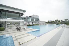 Located in a private neighborhood minutes from the interstate you will experience both luxury and convenience. Lakeside Residences Puchong Realman