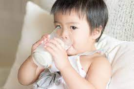 Manakala untuk bayi yang berusia 6 bulan ke atas, selain susu, beri juga si kecil minum air kosong. Anak Tidak Mau Makan Bolehkah Diganti Dengan Minum Susu Terus