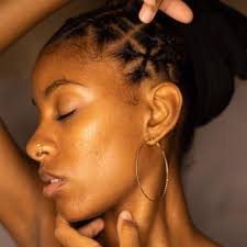 Bonjour, J'ai le plaisir de vous faire découvrir l'affiche du court-métrage  réalisé et écrit par Florence Sturm. La suite arrive prochainement ;)