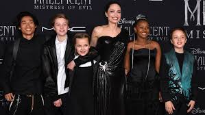 Анджелина джоли (angelina jolie) — знаменитая американская киноактриса, сценаристка, режиссер и фотомодель, обладательница премии «оскар» в категории «лучшая. 2021 Angelina Jolie Sagt Sie Habe Sich Wegen Ihrer Kinder Von Brad Pitt Getrennt Gettotext Com